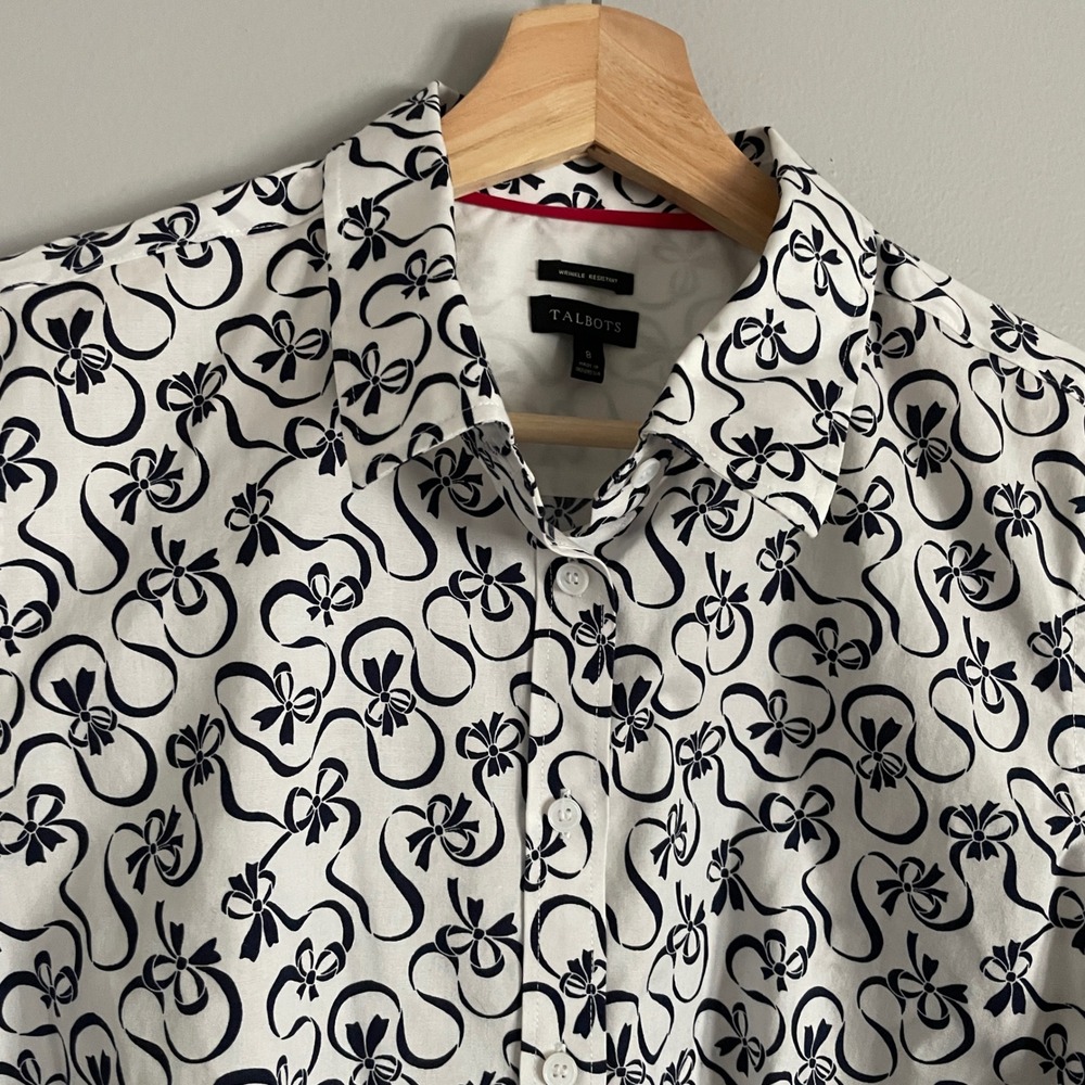 Talbots Button Down Shirt Womens 8 White Navy Bow Print Wrinkle Resistant Preppy
